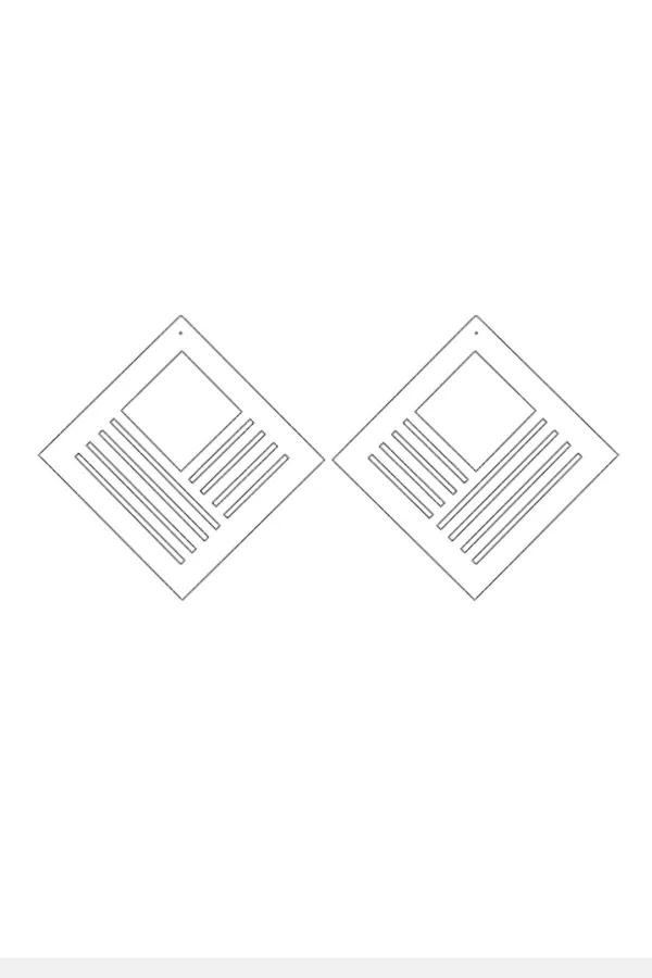 Siyah mat akrilik geometrik kare küpe lazer kesim paralel çizgi motifi kulakta yan profil