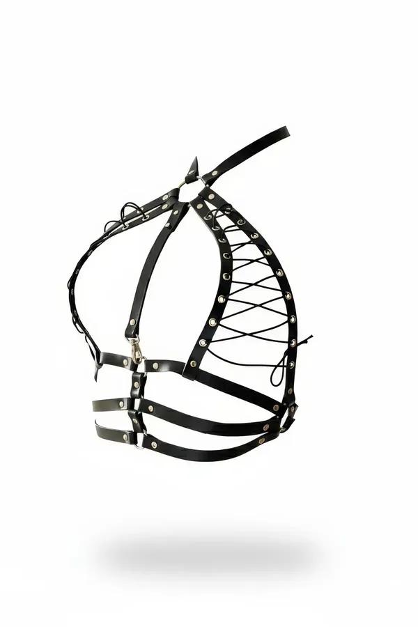 Bağcıklı siyah vegan deri vücut harness, gümüş metal halkalar ve çapraz bağcık kafes detayı