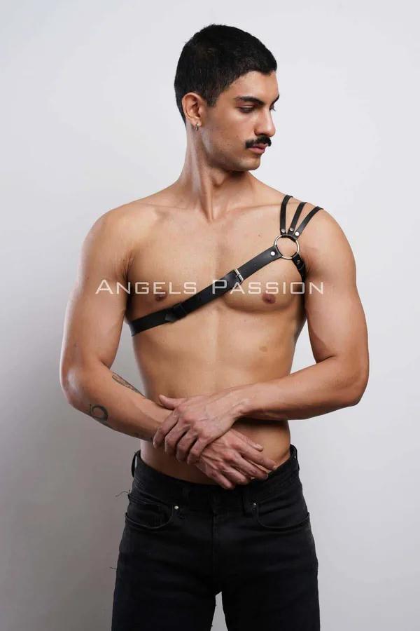 Siyah vegan deri erkek omuz harness, üç paralel omuz bandı ve altın O-ring göğüs geçişi, asimetrik tek omuz tasarım