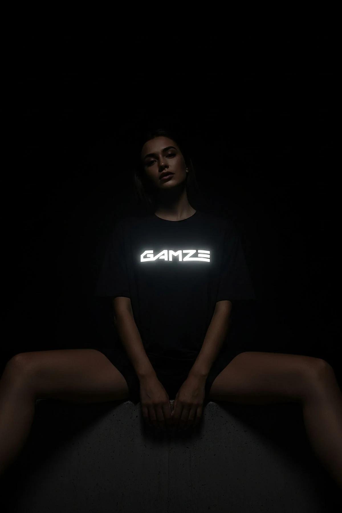 reflektörlü siyah oversize tişört GAMZE isim baskısı gece ışık etkisi