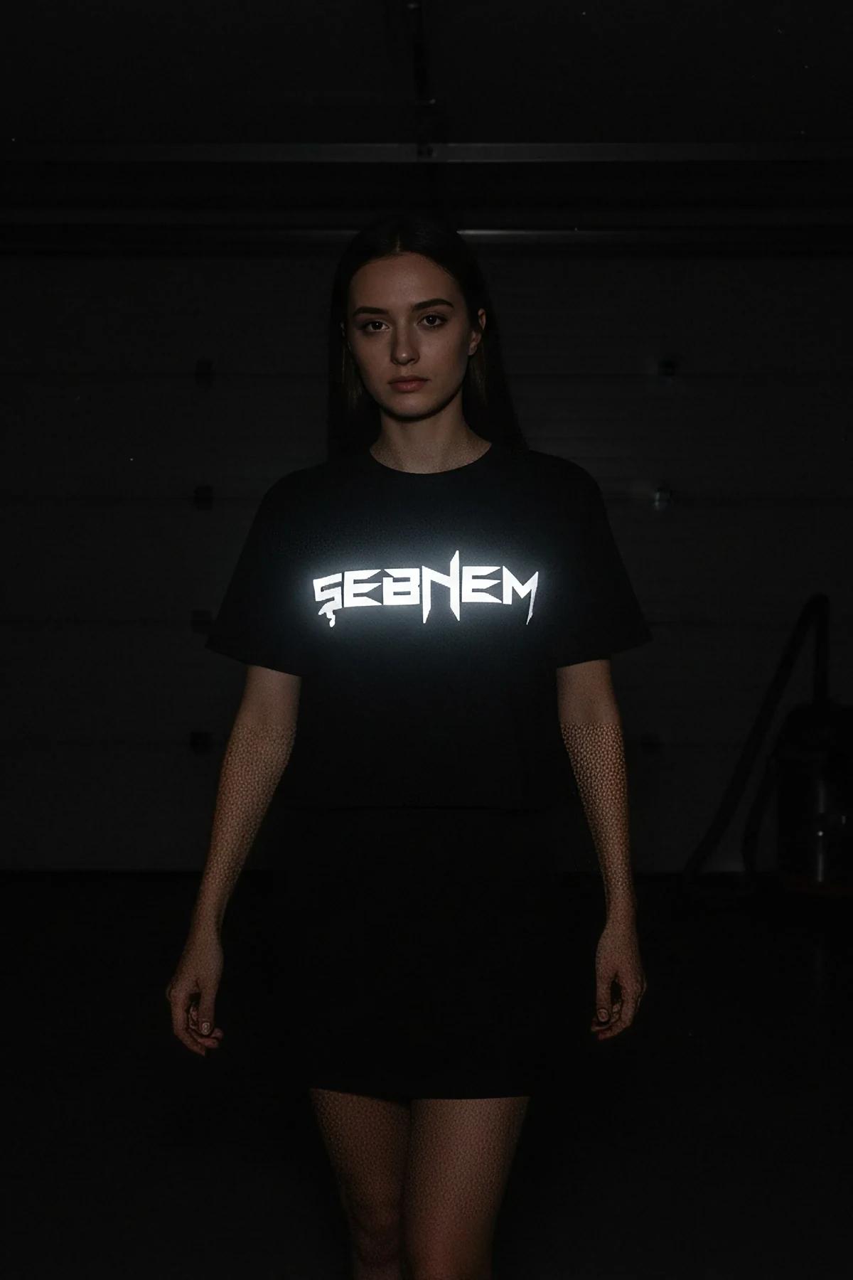 Black crop T-shirt reflective graphic front view, T-shirt category item
