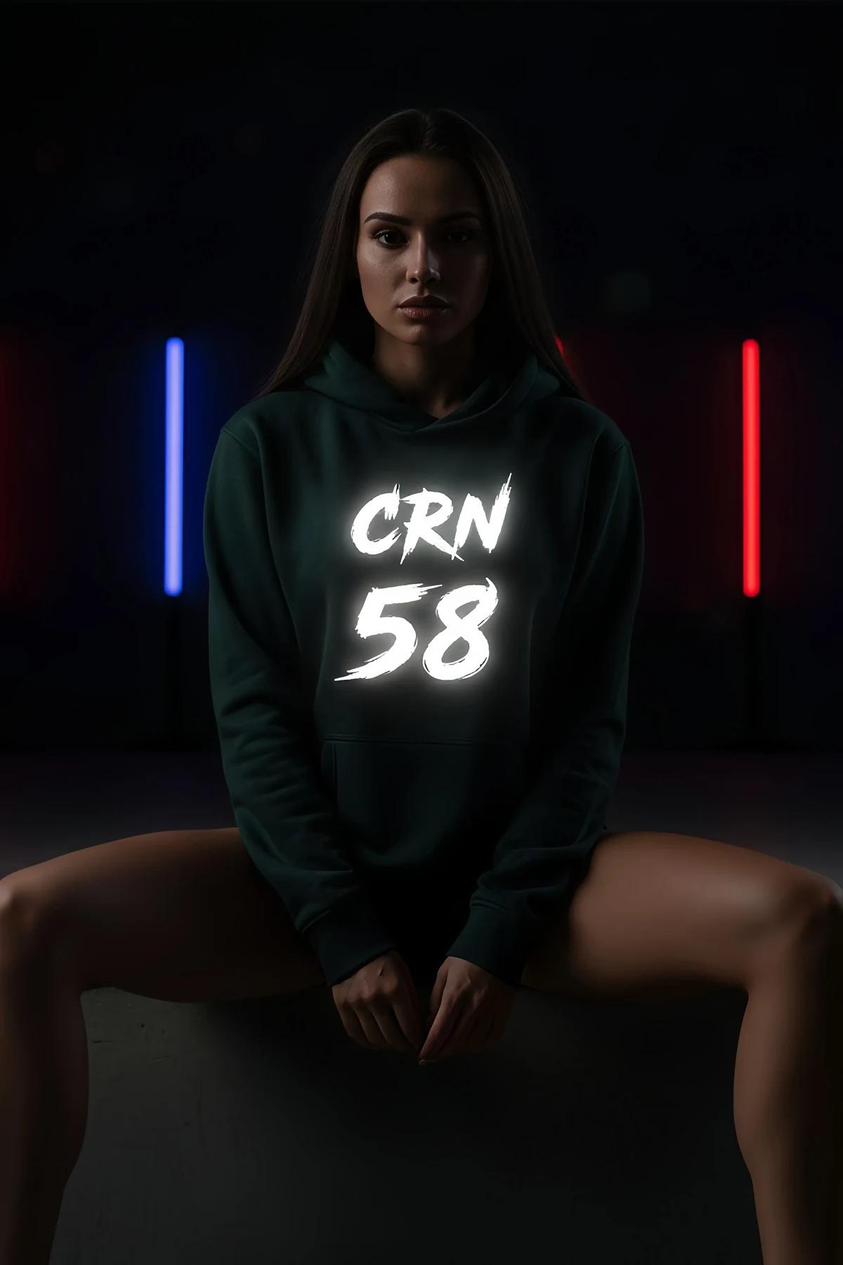Koyu yeşil kapüşonlu sweatshirt reflektör CRN 58 ön baskılı karanlık stüdyo fotoğrafı