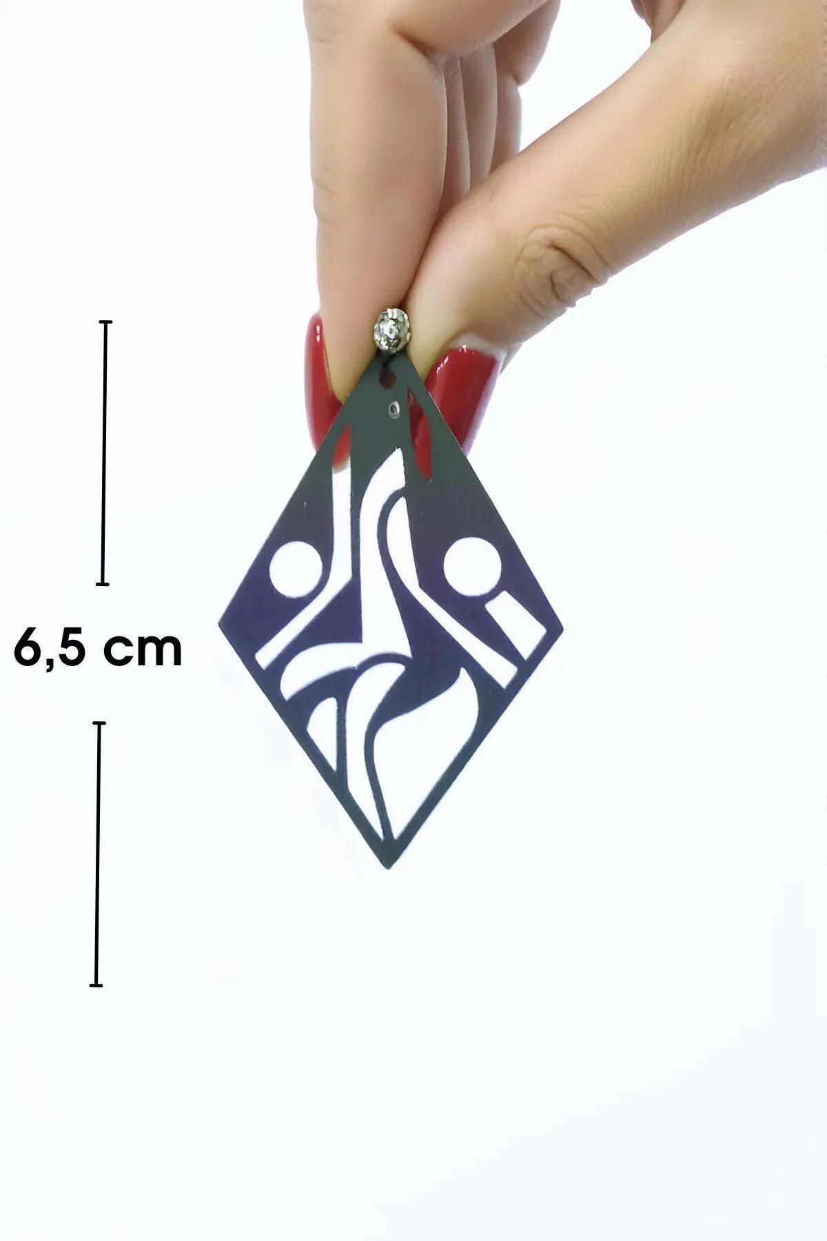Reflektörlü geometrik metal küpe yan açı, ışık yansıması ve boşluk motifi görünümü