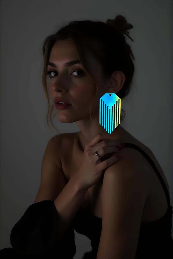 Rainbow holografik lazer kesim geometrik küpe mavi yeşil turkuaz renk geçişli büyük boy akrilik aksesuar