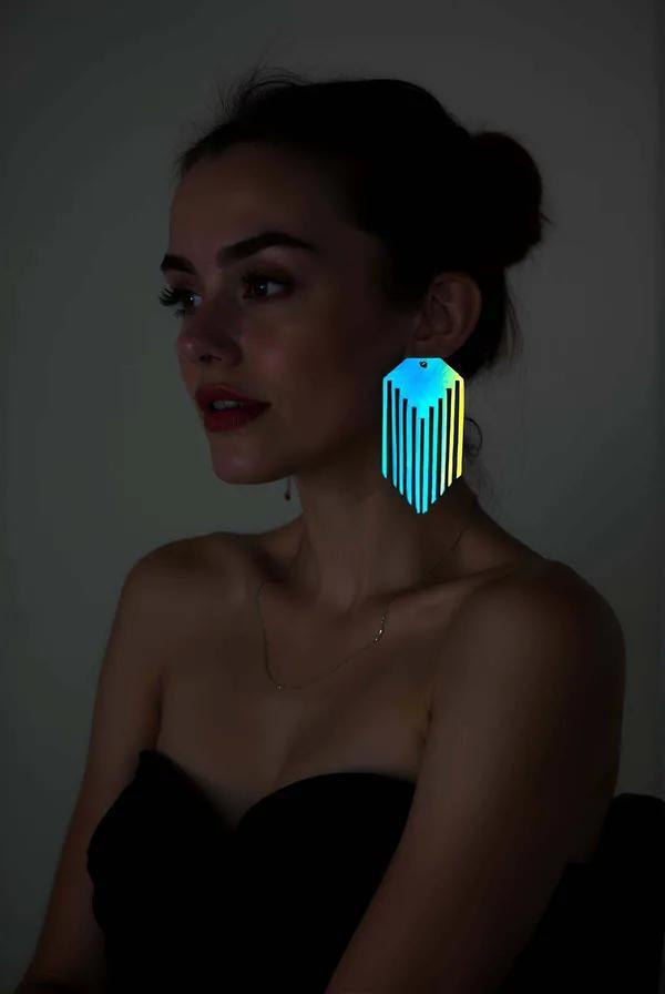 Rainbow holografik lazer kesim geometrik küpe mavi yeşil turkuaz renk geçişli büyük boy akrilik aksesuar