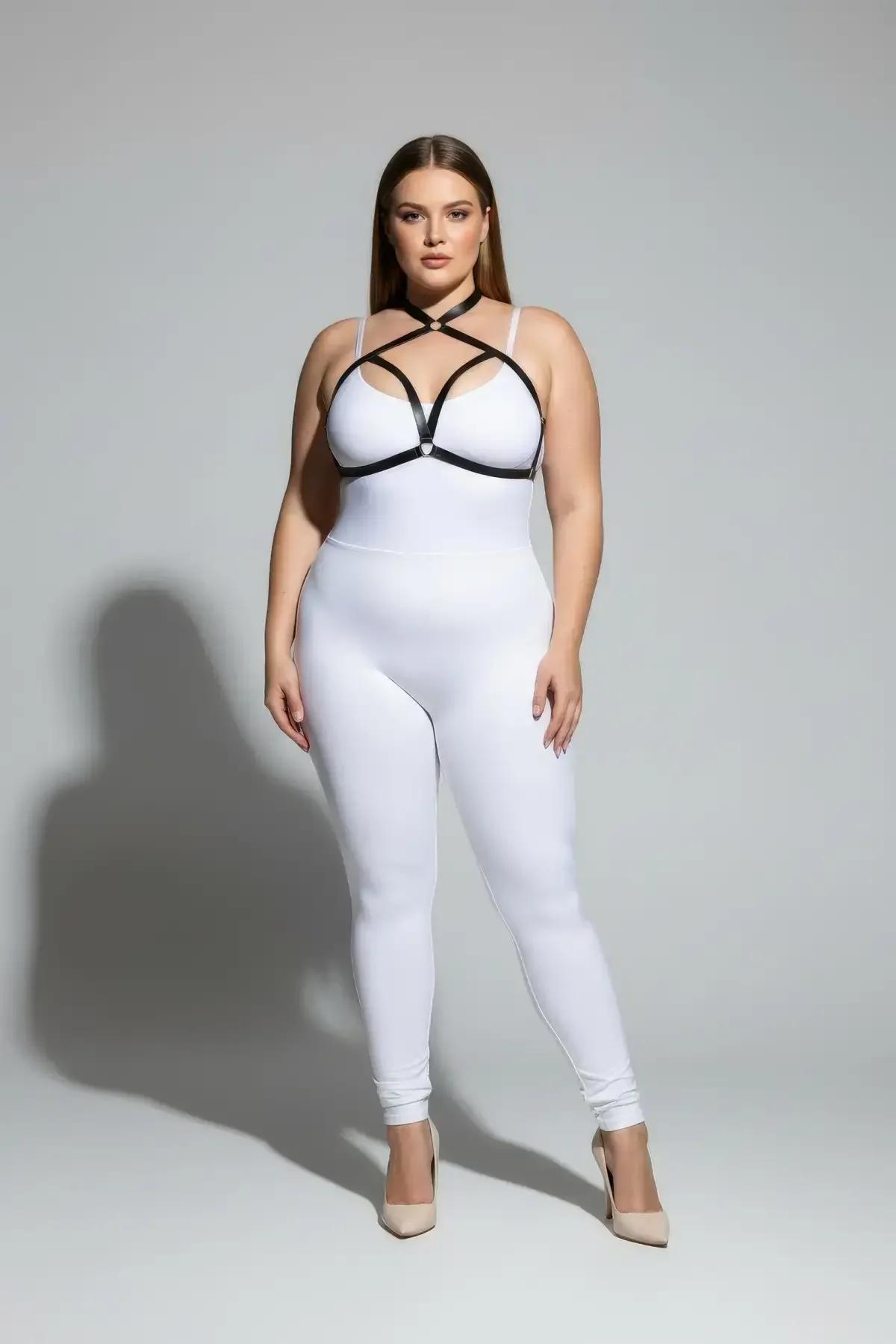 siyah lastik harness sütyenin üstüne giyim kombinasyon görünümü