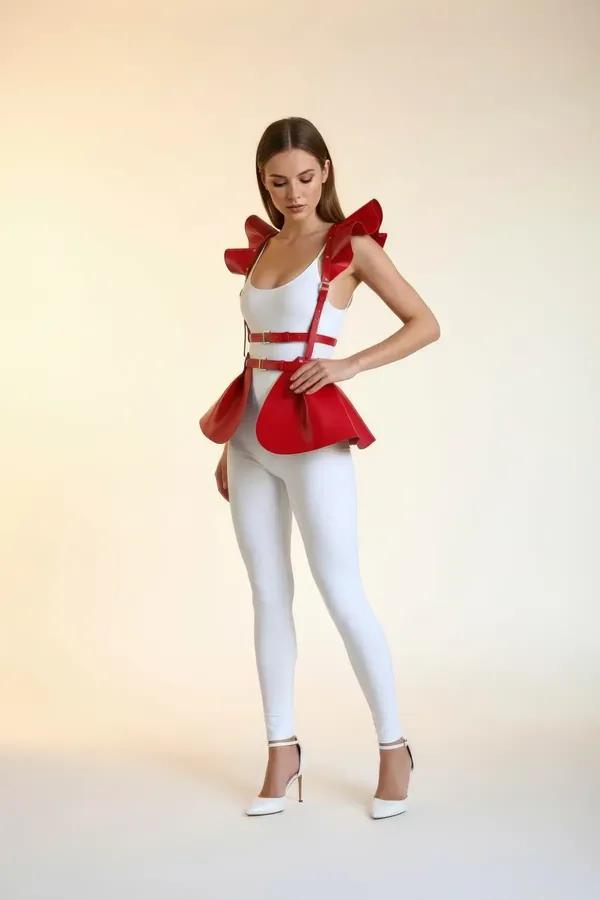kırmızı suni deri peplum harness omuz fırfırlı ve bel tokalı, beyaz pantolon üstüne kombine