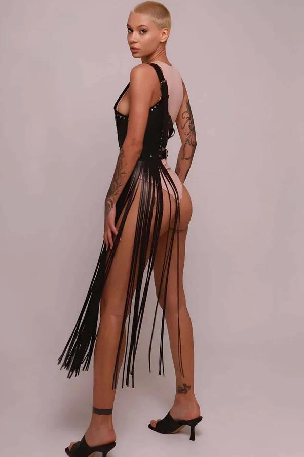 Asimetrik siyah suni deri body harness gümüş perçin ve uzun fringe püskül detayı