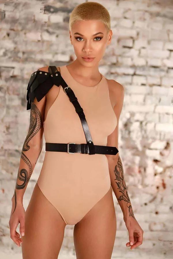 Siyah vegan deri tek omuz kemer harness, omuzda katmanlı yaprak detayı ve gümüş dikdörtgen toka