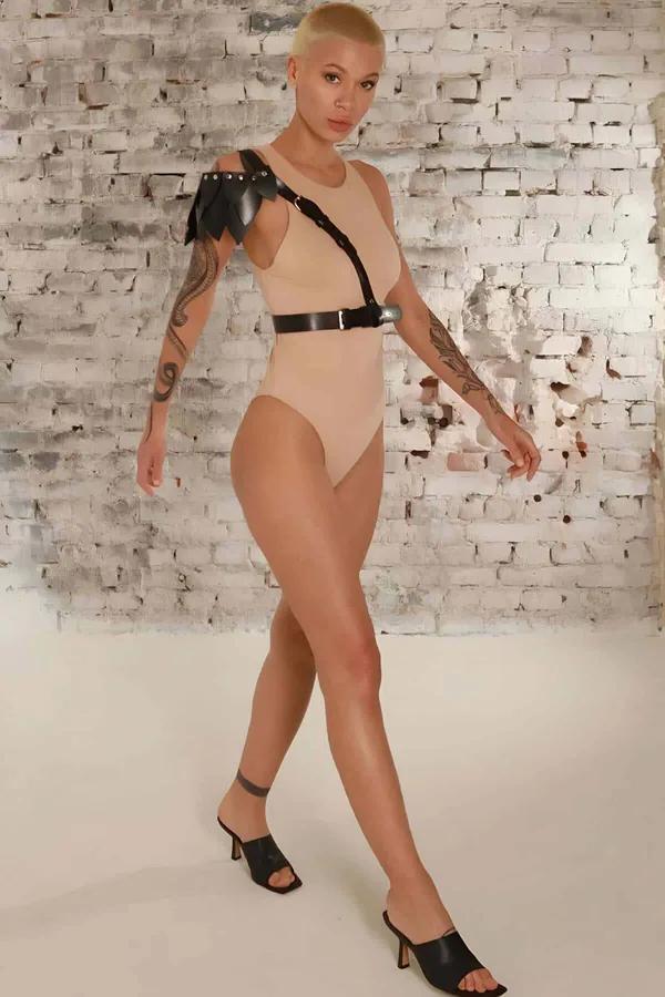 Siyah vegan deri tek omuz kemer harness, omuzda katmanlı yaprak detayı ve gümüş dikdörtgen toka