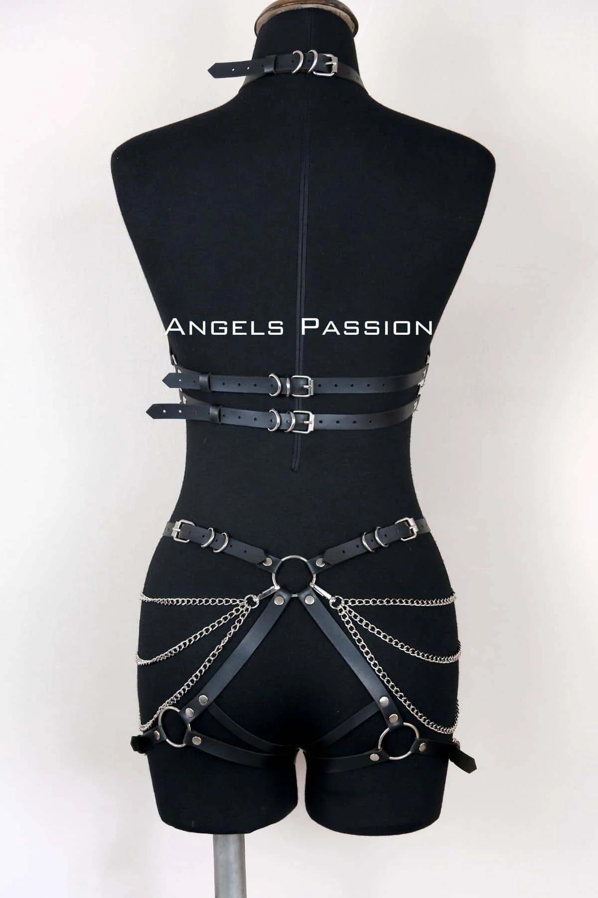 iki parçalı siyah vegan deri harness takımı bacak askısı ve garter şeritleriyle manken üzerinde ön görünüm