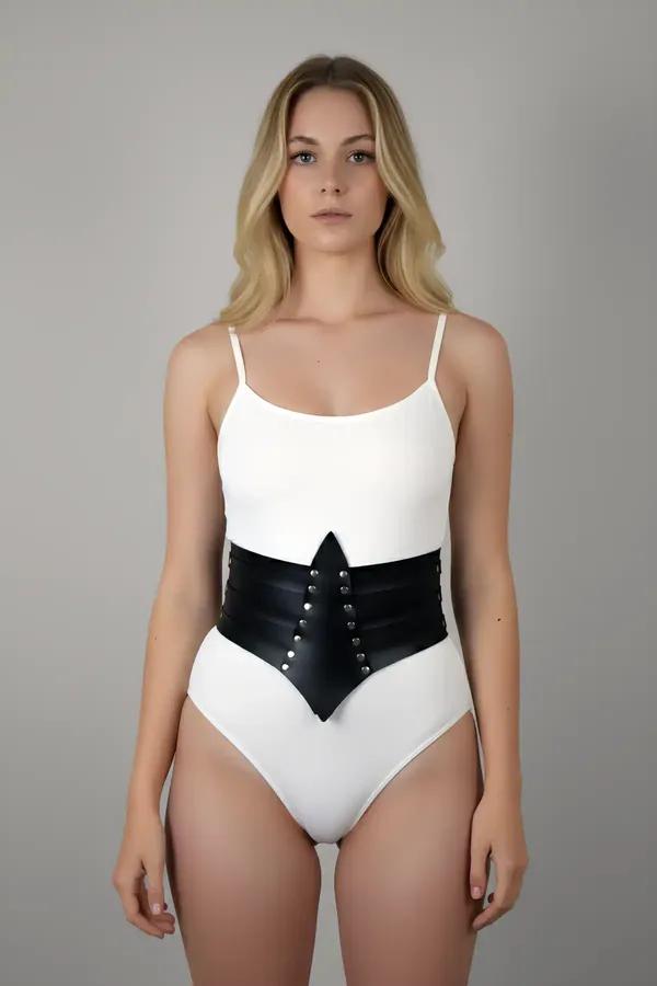 siyah vegan deri korse kemer sivri ön panel gümüş çıtçıt ilikler beyaz bodysuit üzeri