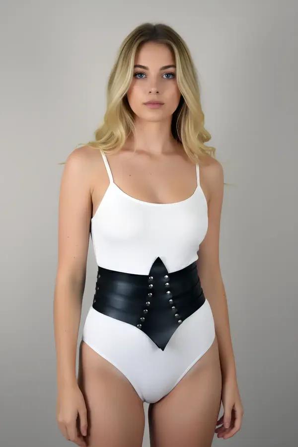 siyah vegan deri korse kemer sivri ön panel gümüş çıtçıt ilikler beyaz bodysuit üzeri