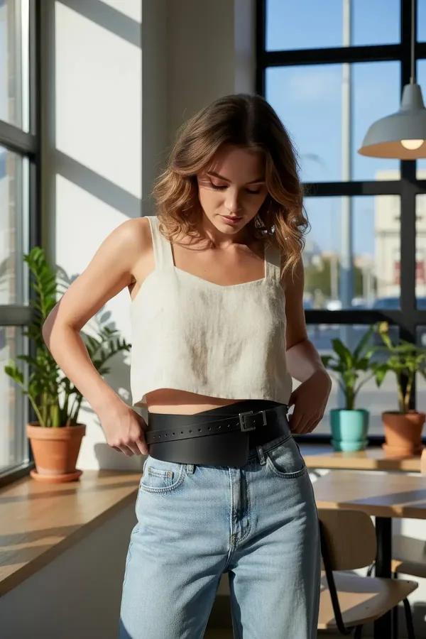 siyah geniş korse bel kemeri vegan deri gümüş kare toka beyaz pantolon kombininde