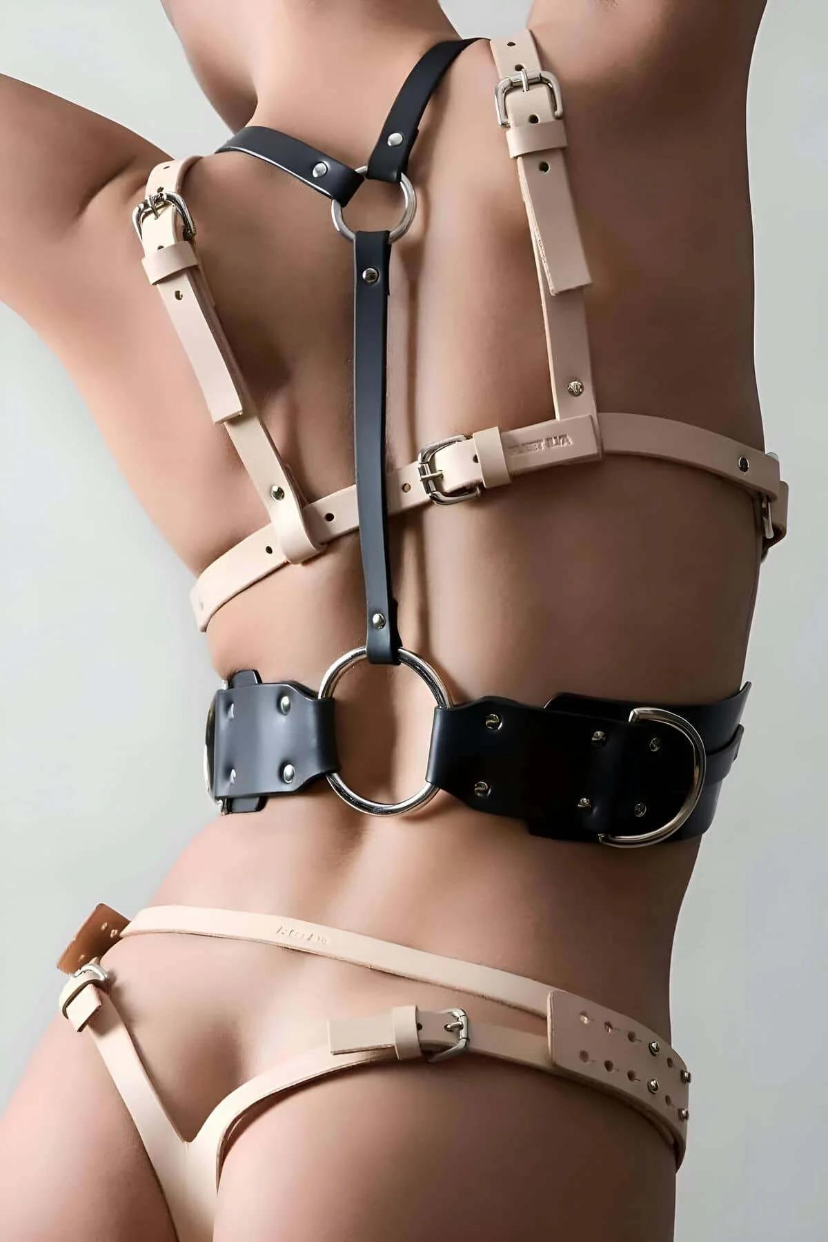 Siyah geniş bel paneli ve nude bej çapraz bant harness ön görünüm