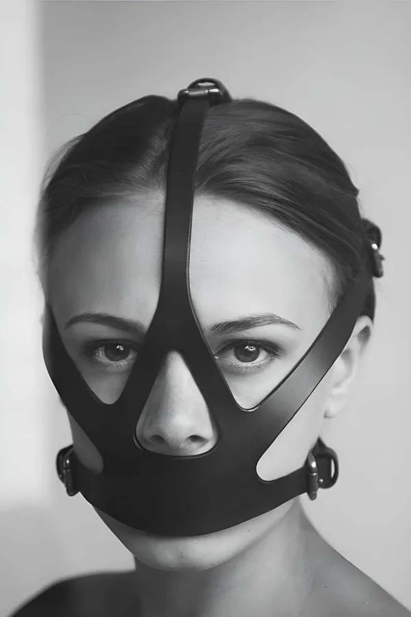 siyah vegan deri fantazi ağız maskesi çapraz şerit panel alın bandı ve metal O-halkalar kadın modelinde