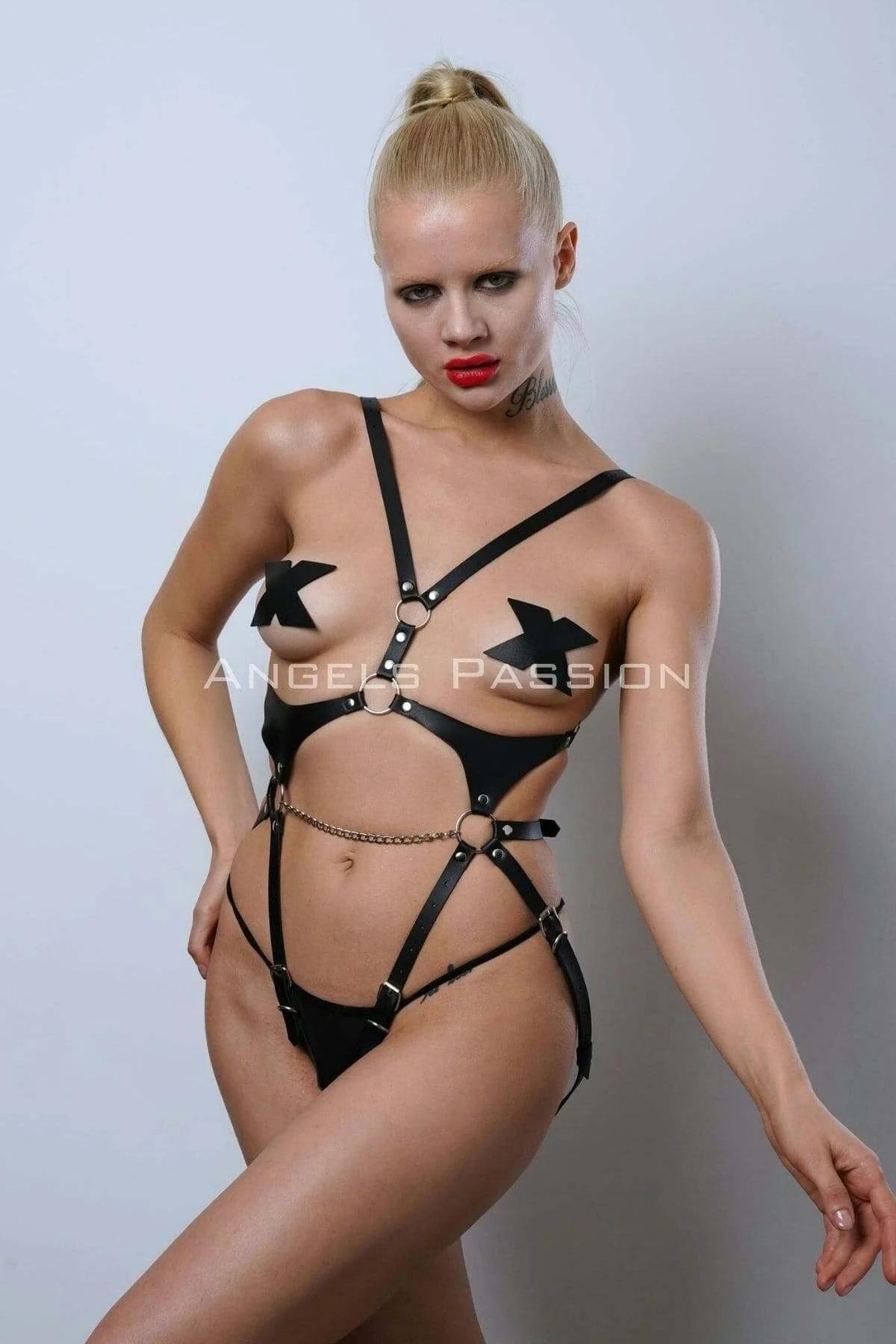 siyah PU deri harness kayış detayı gümüş toka ve O-ring bağlantı noktaları