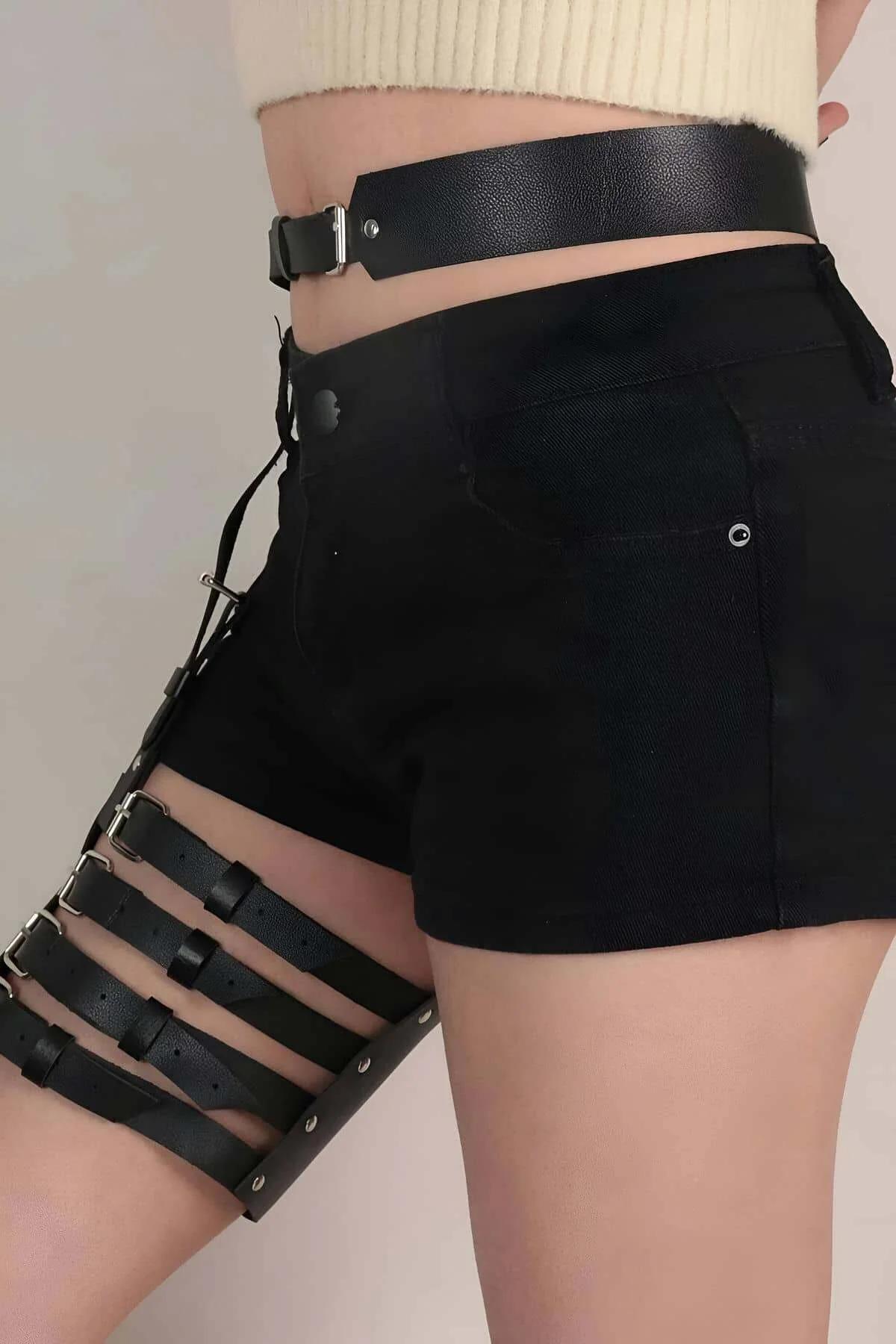 siyah şort üstünde jartiyer harness uyluk bandı stil kombinasyonu