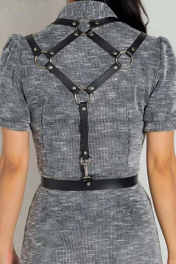 Siyah vegan deri bel kemeri harness üçgen detaylı gümüş metal toka giysi üzeri elbise kombini