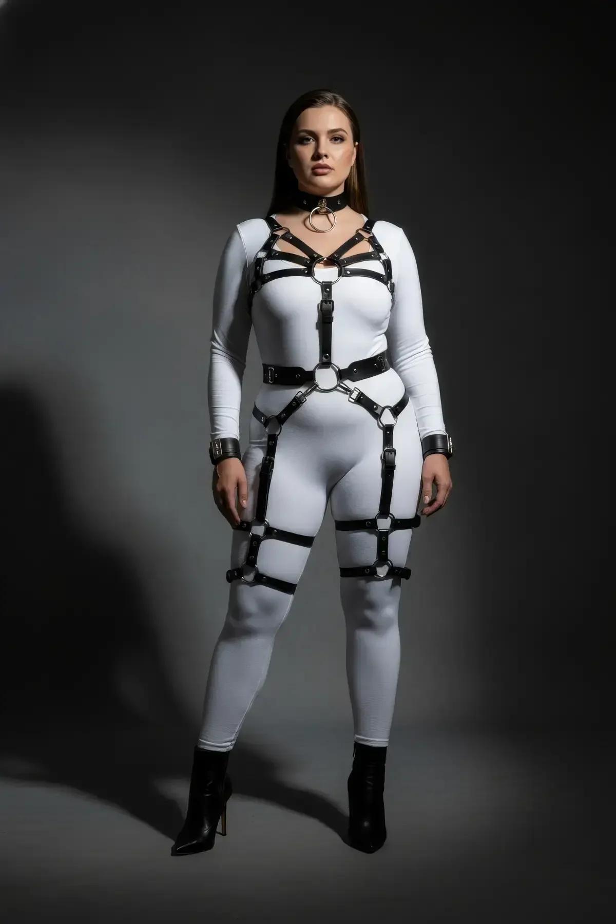 siyah harness choker ve bilek kelepçesi gümüş D-ring donanım detayı