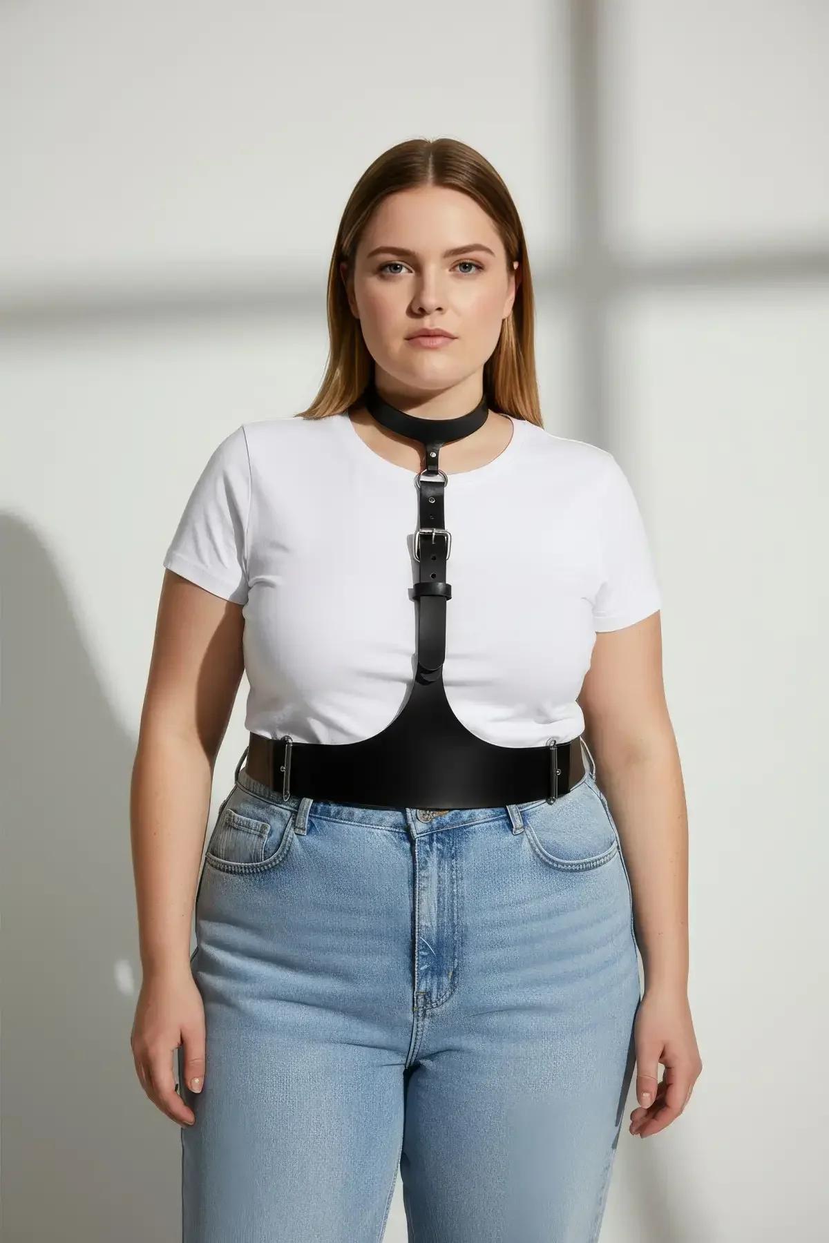 büyük beden kadın siyah harness aksesuar beyaz crop top üzerine midi etek kombinasyonu
