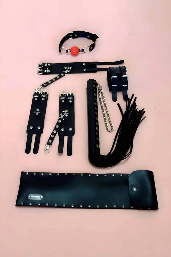 siyah suni deri kırbaçlı 4lü kelepçe seti gümüş tokalı 6 parça fantezi aksesuar pembe arka plan