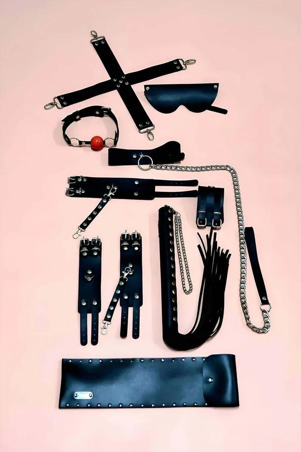 siyah suni deri 7 parçalı fantezi seti kelepçe göz maskesi kırmızı ball gag kırbaç zincir tasma gümüş metal aksam