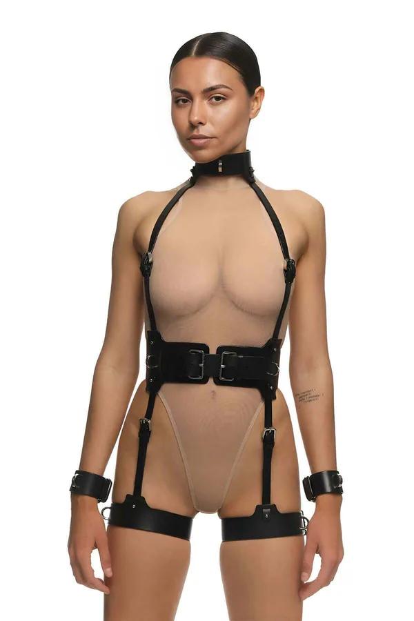 siyah vegan deri harness takım boyun tasması bilek kelepçe ve uyluk askılı gümüş tokalı dört parçalı set