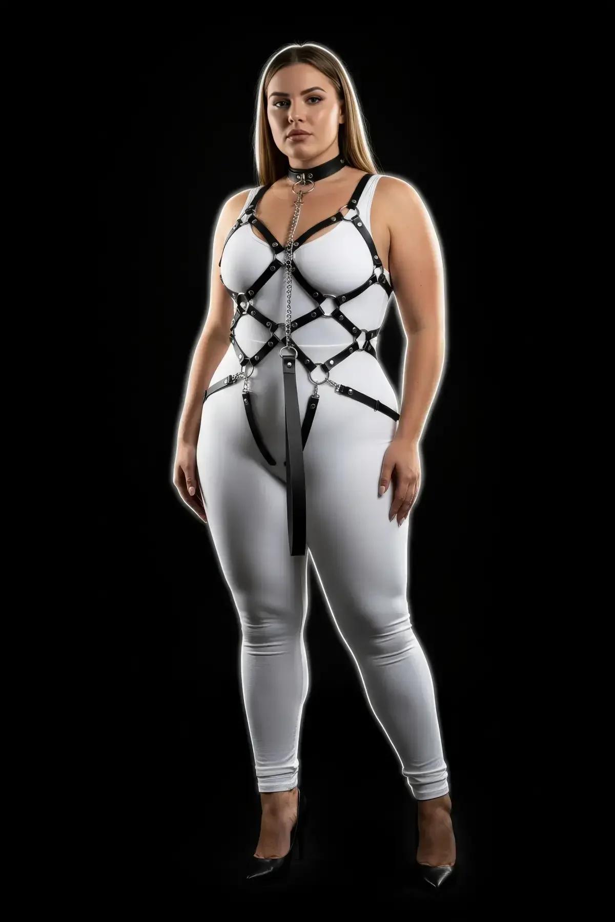 büyük beden beyaz full body harness takım siyah vegan deri bantlar geometrik kafes desenli gümüş O-ring zincir detaylı