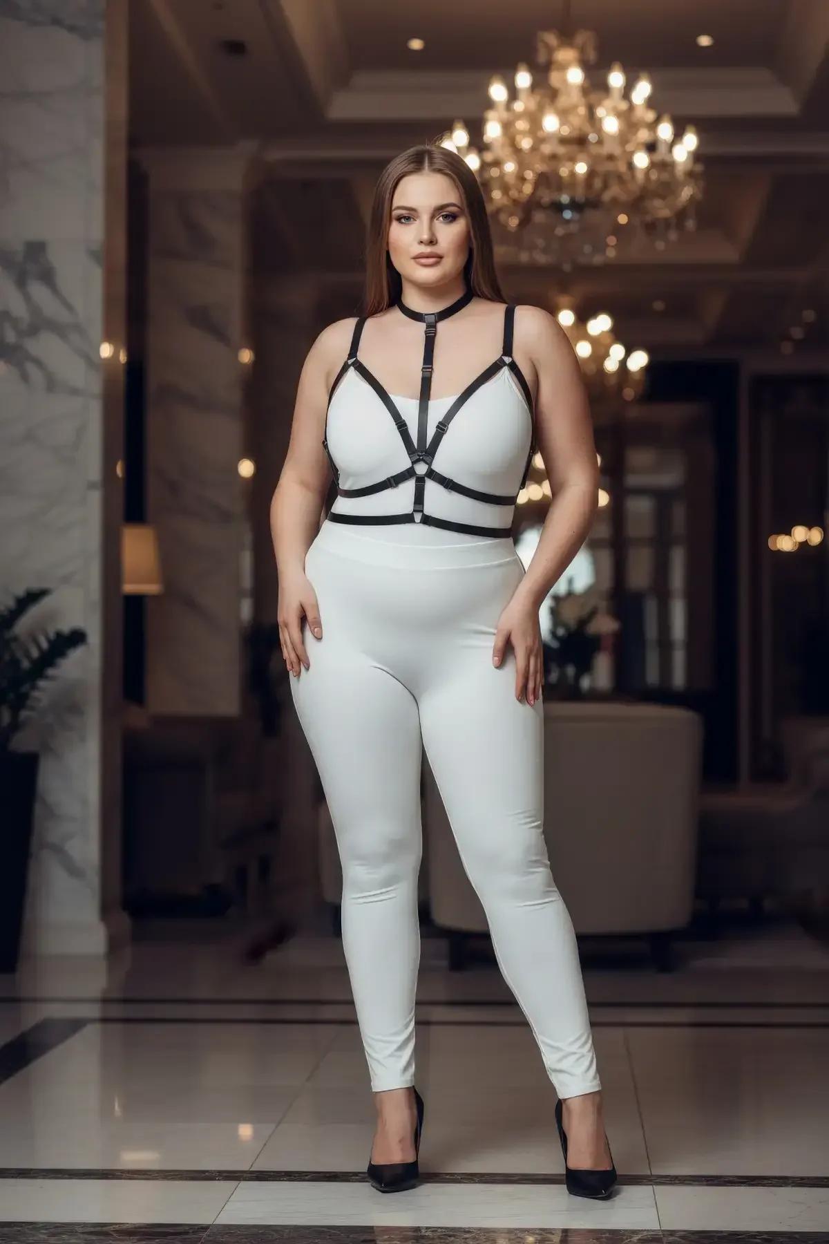 siyah harness O-halka merkez detay beyaz tişört üzerine kombin görünümü