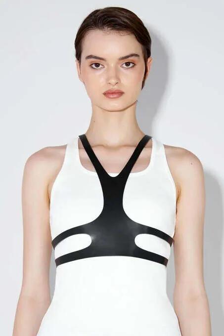 siyah vegan deri göğüs harness Y panel oval bantlı model üzerinde beyaz bodysuit üstüne giyilmiş