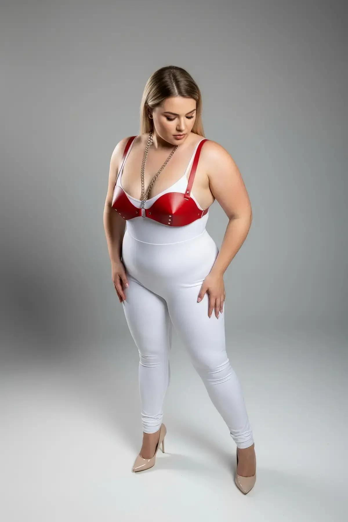 kırmızı vegan deri fincan harness sütyen gümüş zımba perçin yakın çekim detay