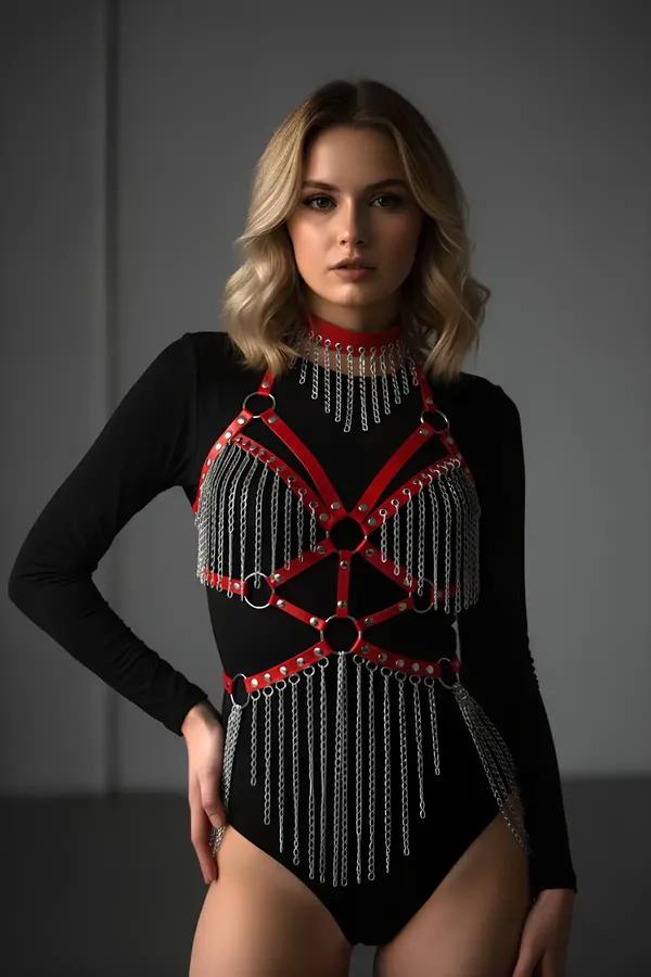 kırmızı vegan deri ve gümüş zincir saçaklı harness takımı choker ve bel bandı ile kadın üzerinde