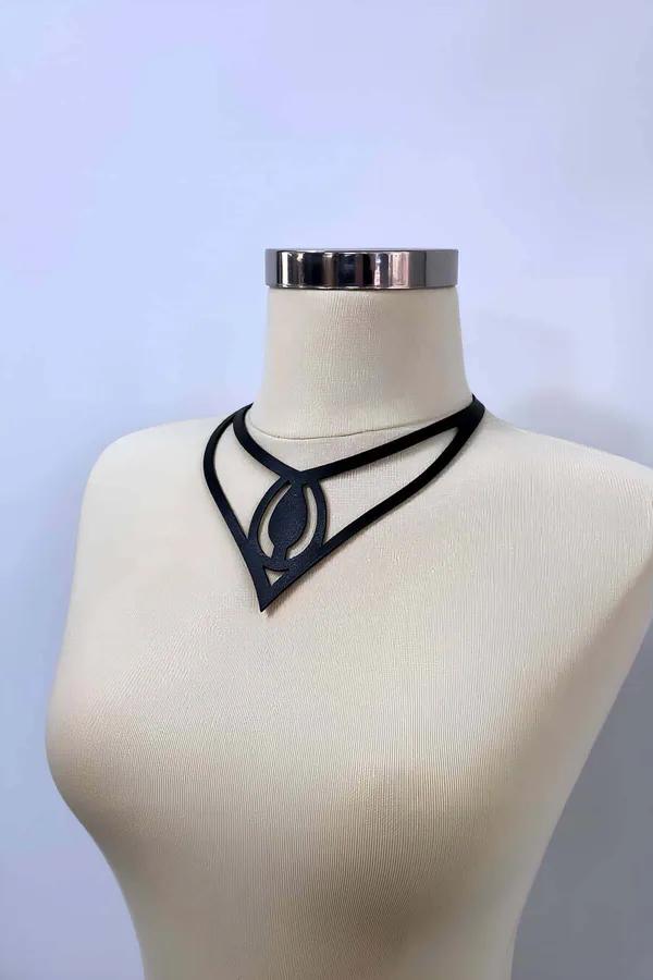 siyah vegan deri choker damla kesim V-yaka geometrik mat deri kolye manken üzerinde