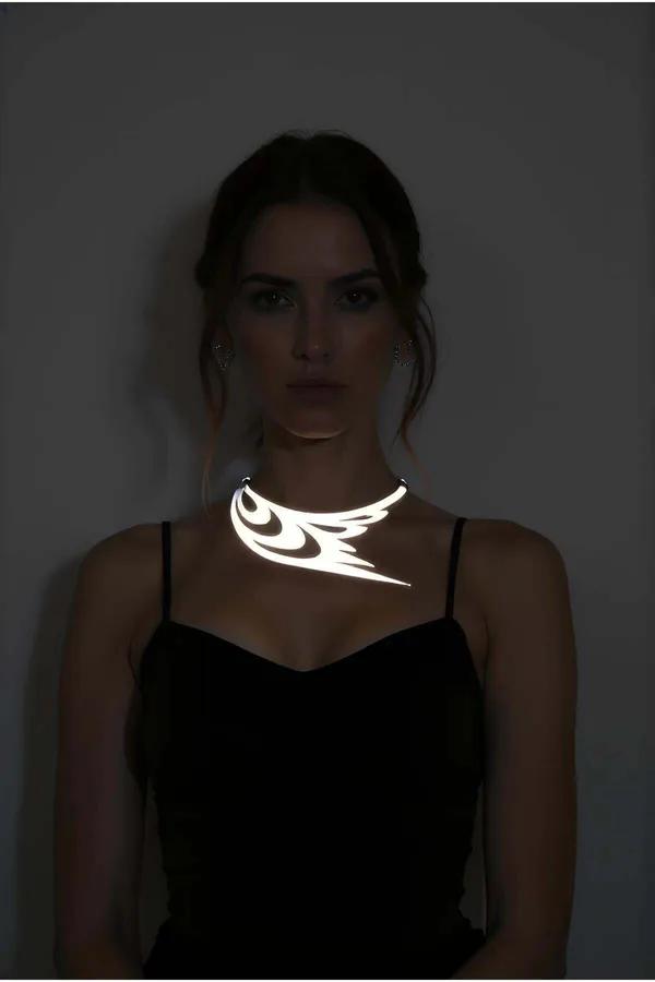 beyaz reflektörlü lazer kesim choker kolye kuş kanadı ve göz motifi karanlıkta parlayan aksesuar