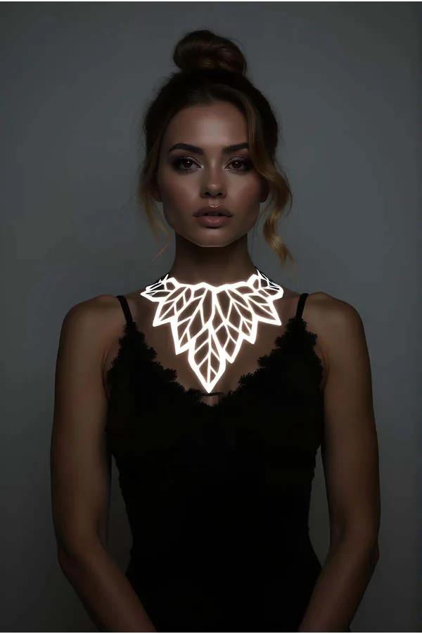 beyaz reflektörlü choker kolye lazer kesim yaprak motif karanlıkta parlayan fan düzeni dekolte üzerinde