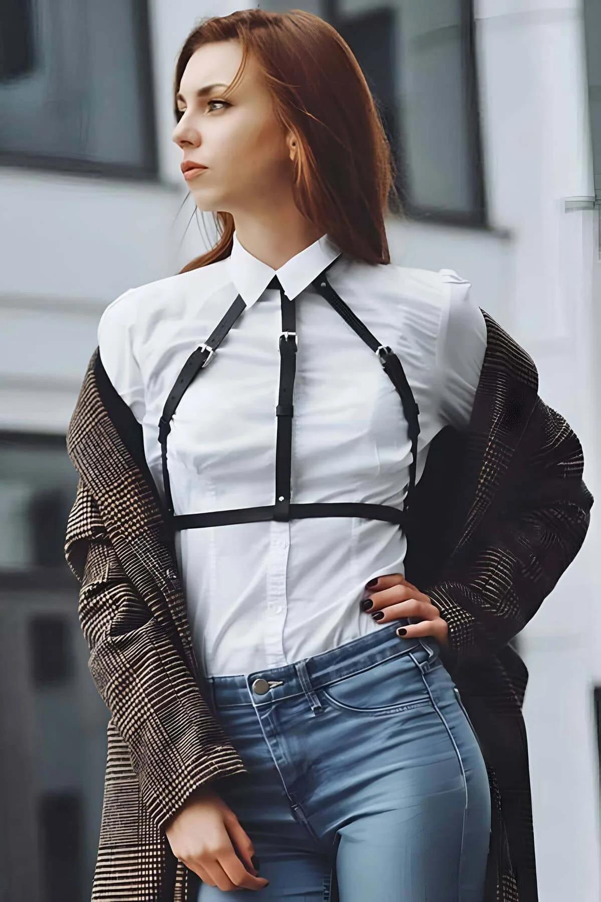 siyah vegan deri harness gömlek üstü kafes tasarımı gümüş toka detayı