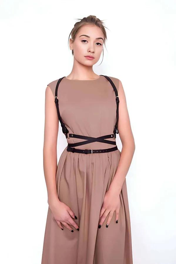 siyah suni deri elbise üstü göğüs harness altın toka ve çapraz bant tasarımı