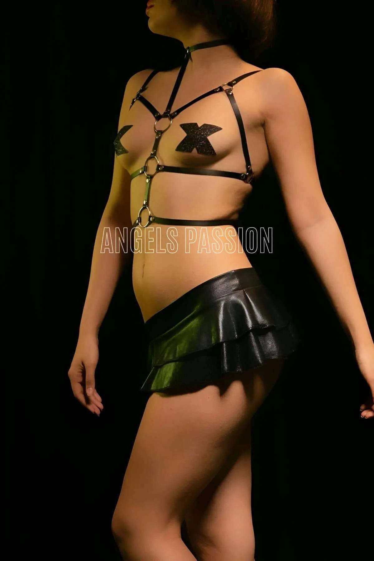 Siyah suni deri göğüs harness ön görünüm gümüş perçin detayı ve choker kayış