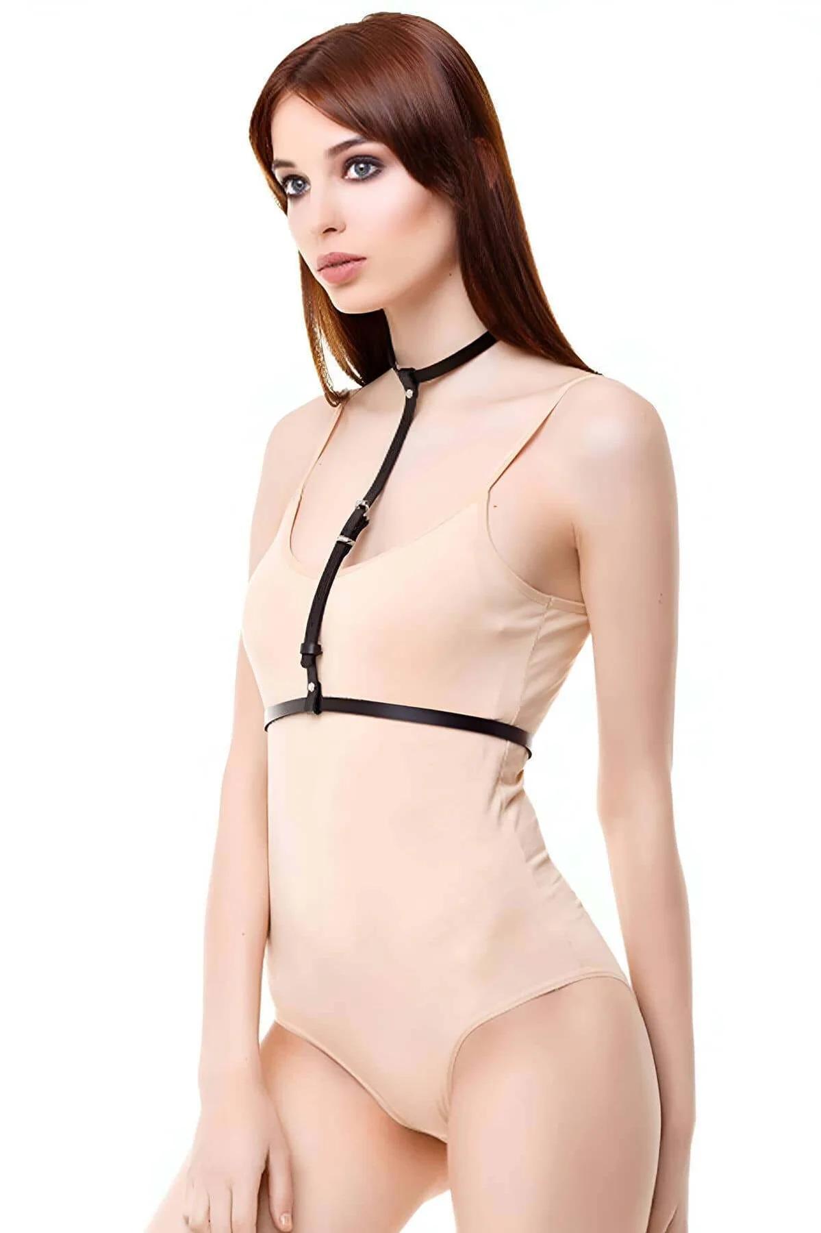 Siyah PU deri harness choker yaka yakın çekim, altın kaplama metal toka detayı