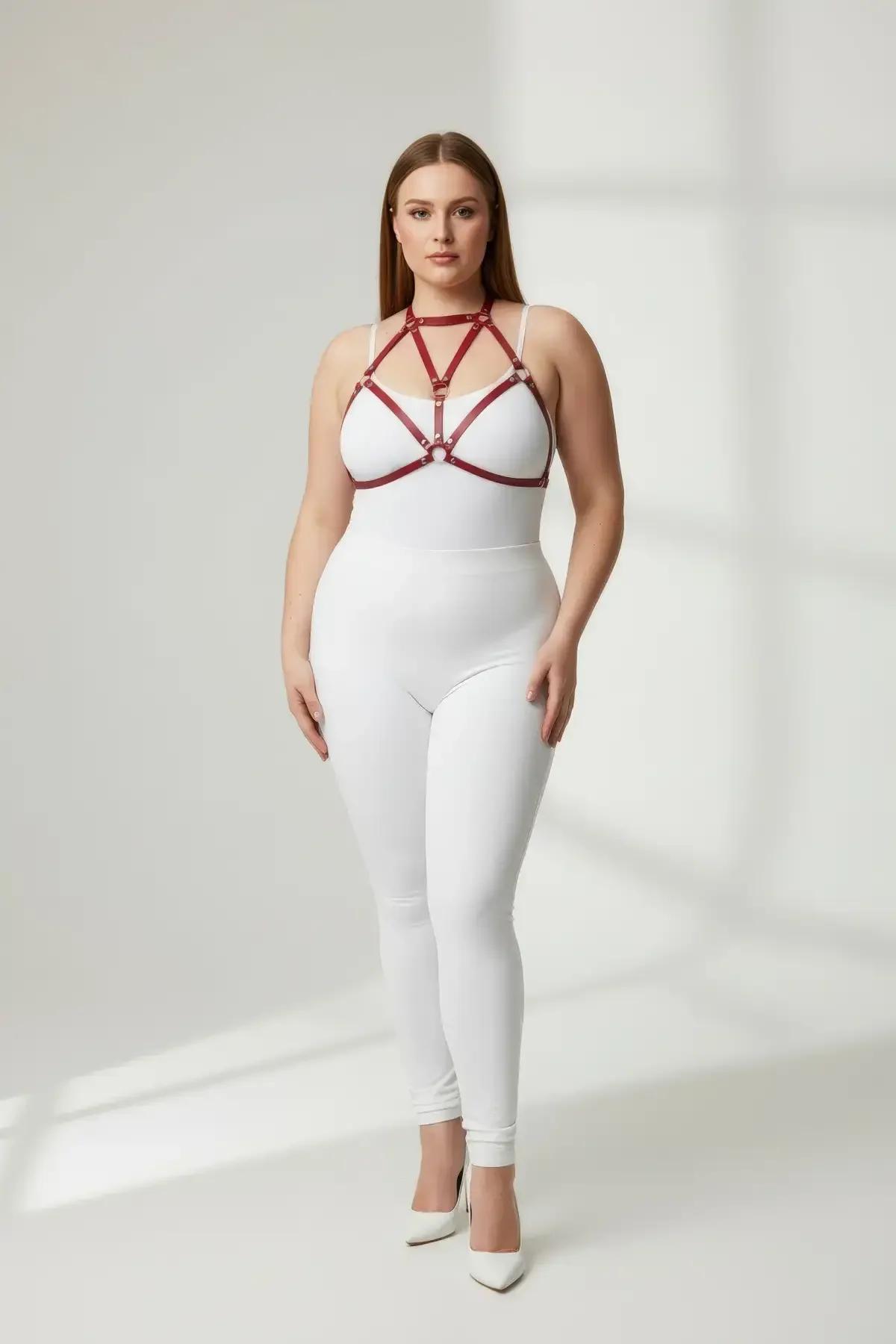 kırmızı PU deri harness choker bant ve altın halka detayı yakın çekim