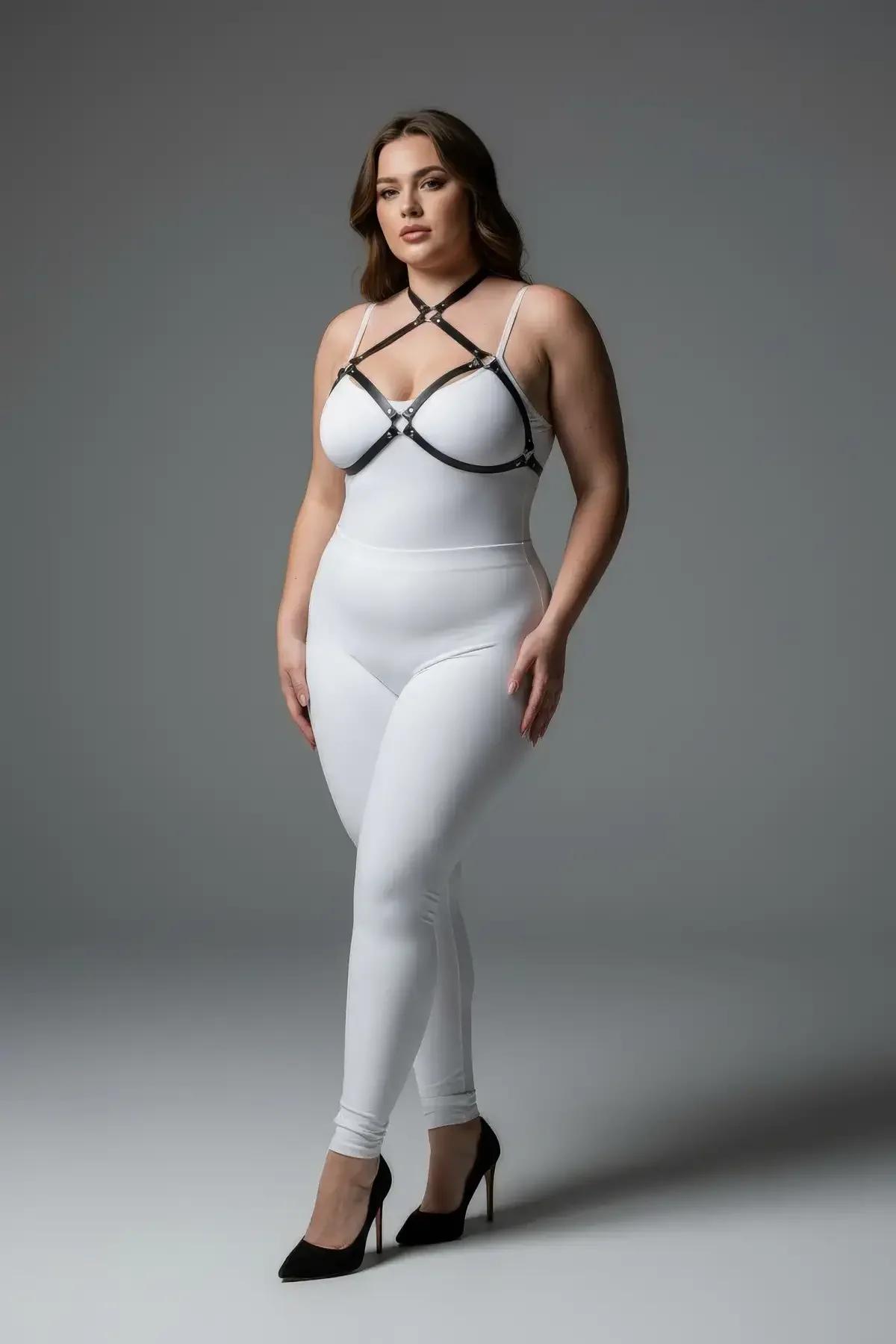 Büyük beden kadın siyah harness beyaz bodysuit üzerine katmanlı stil kombinasyonu