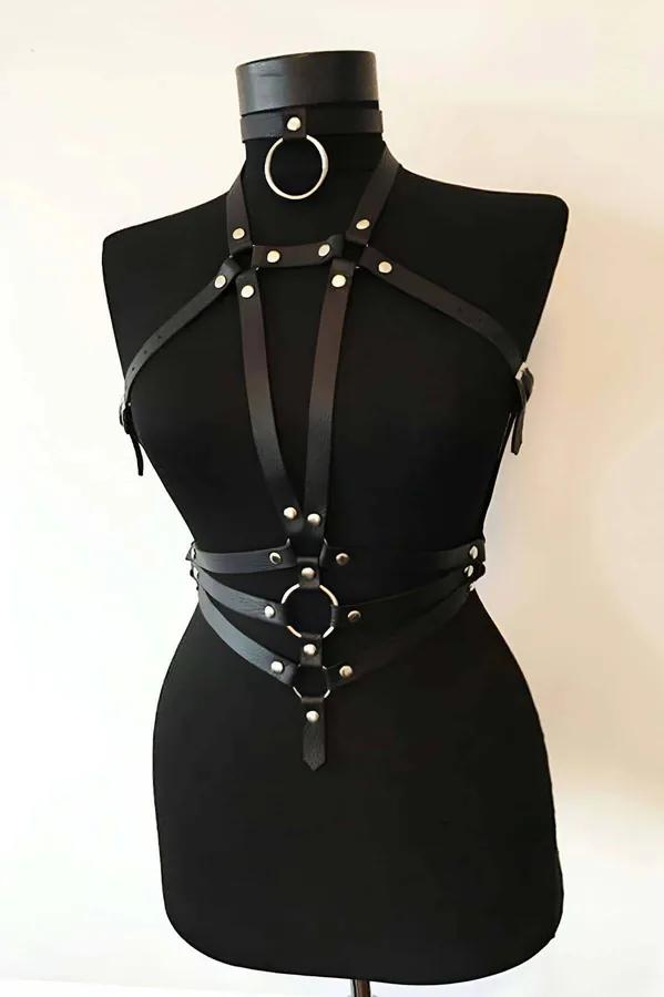 Siyah suni deri göğüs harness boyunluklu choker ve çift O-halka metal perçinli çok bantlı tasarım