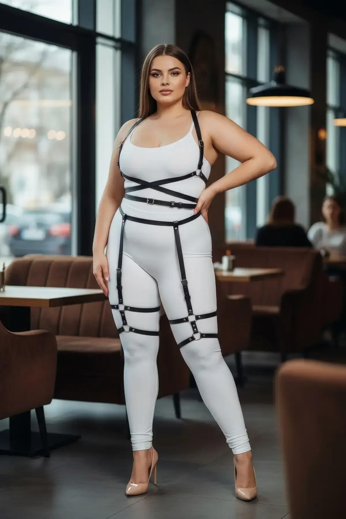 büyük beden kadın siyah harness çapraz göğüs şerit beyaz tayt kombini