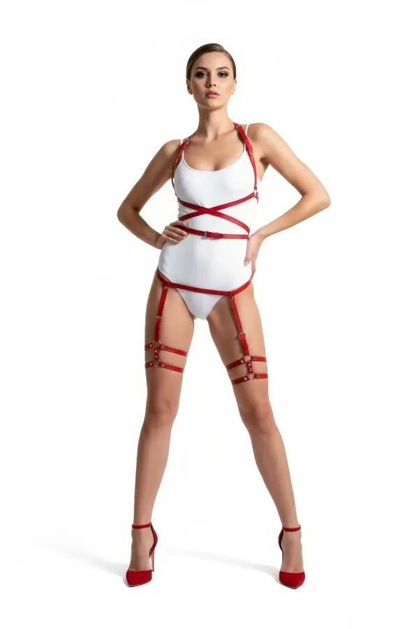Kırmızı vegan deri harness takım çapraz bantlı vücut seti gümüş tokalı uyluk bantlı