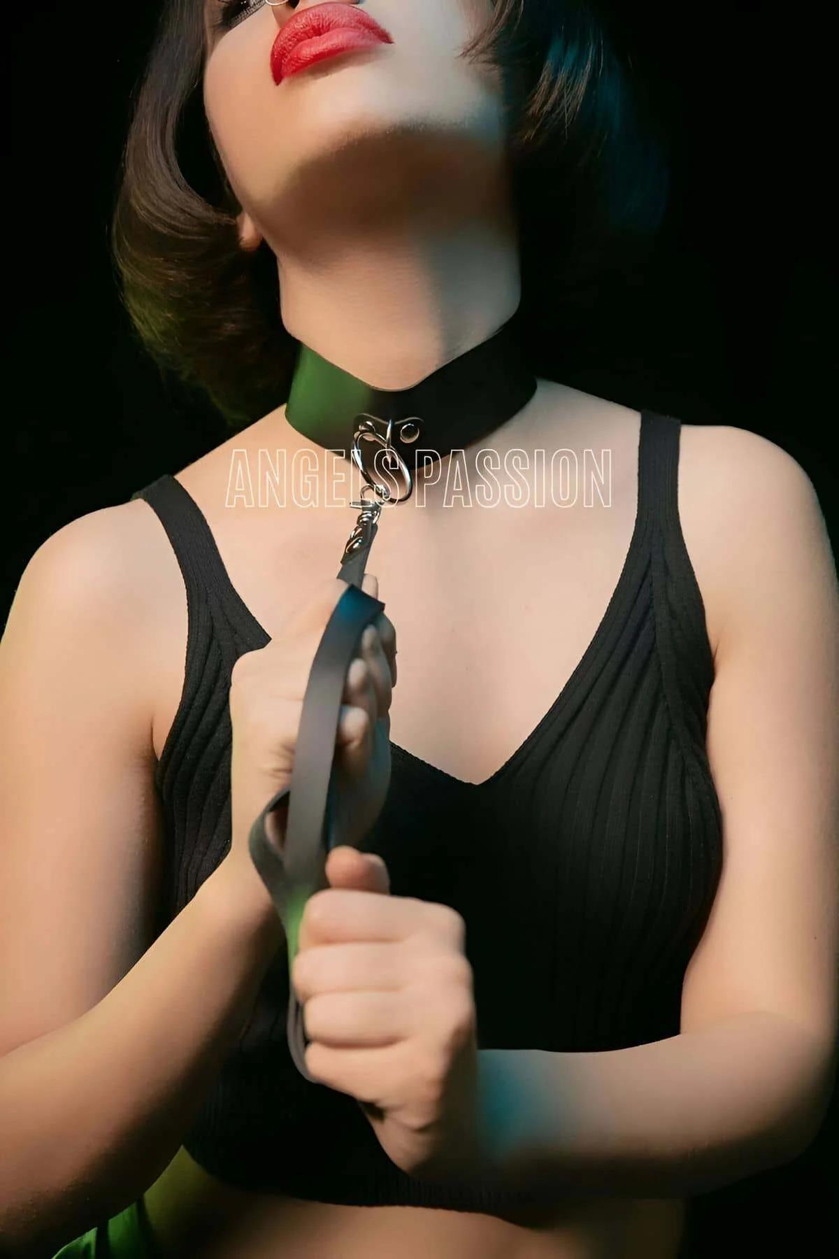 siyah suni deri choker tasma gümüş metal halka ve zincir detayı boyunda
