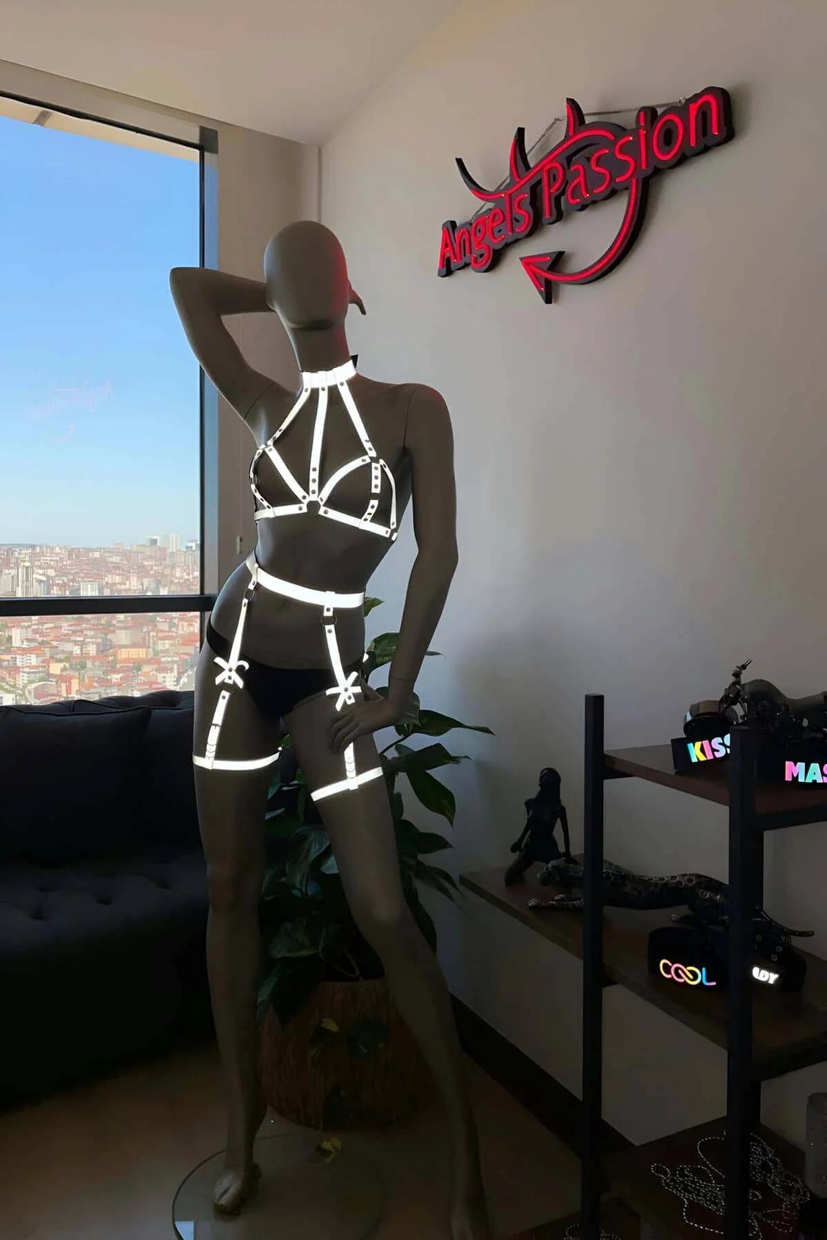 reflektörlü harness set iki parça sütyen ve jartiyer karanlıkta spot ışığı altında