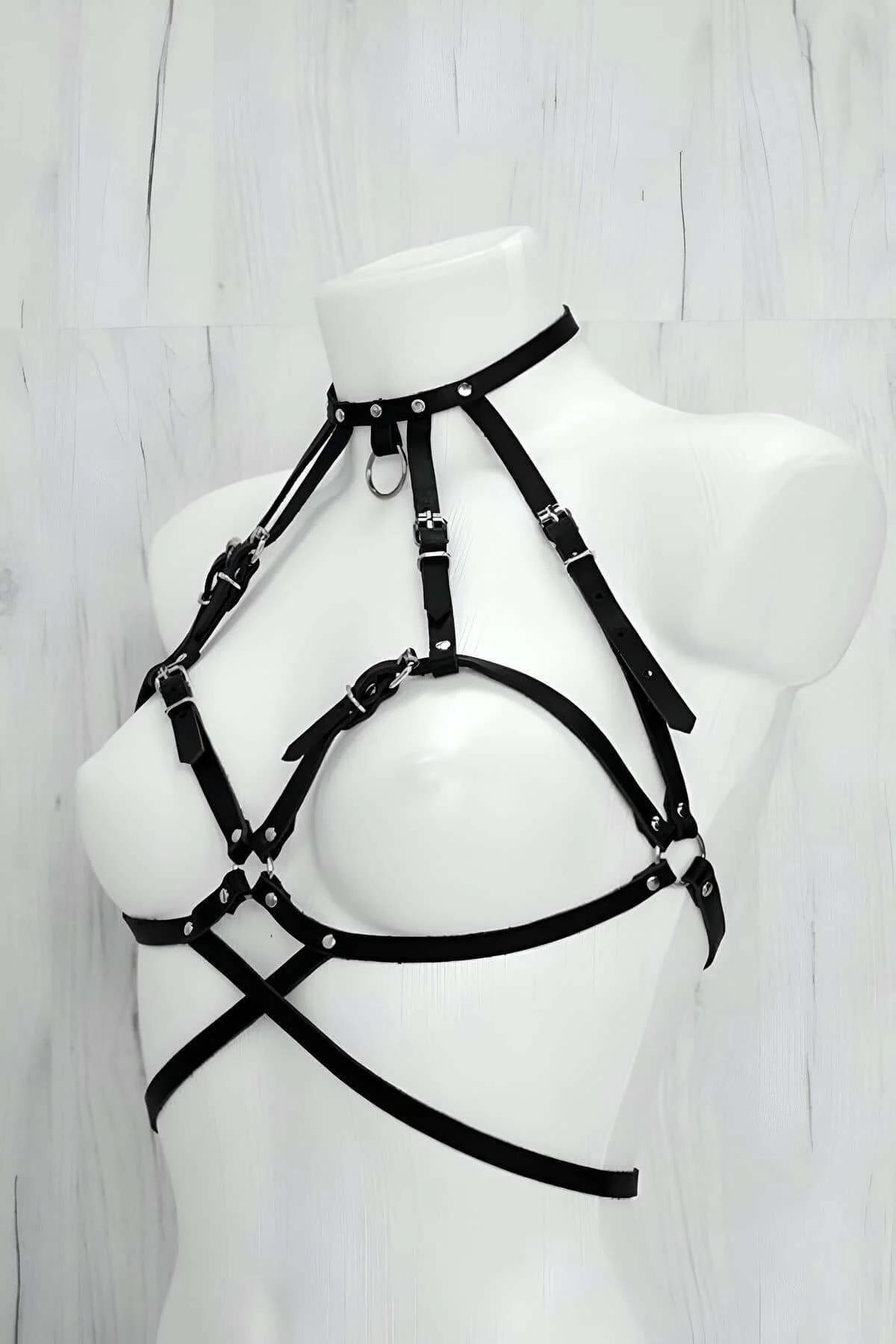 Siyah PU deri harness takım ön görünüm, göğüs ve bel bantları gümüş toka bağlantılı