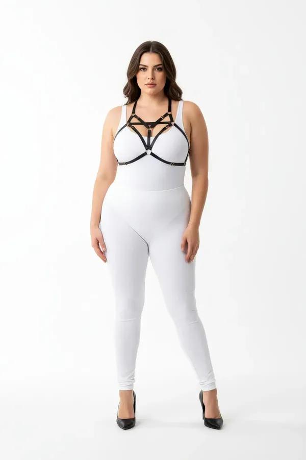 büyük beden siyah lastik göğüs harness geometrik şerit altın toka detayı büyük beden model üzerinde