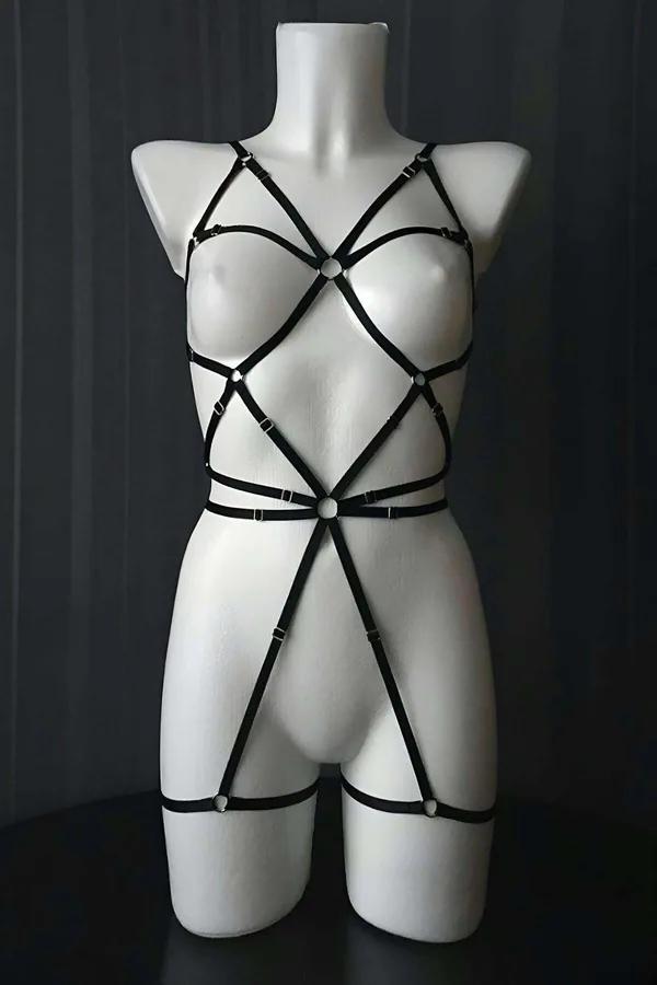 Siyah elastik lastik bantlı puantiyeli file vücut takısı, geometrik harness detayı ve metal O-ring ile